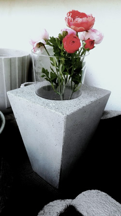 Betonvase mit Glaseinsatz